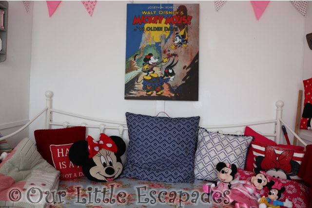 minnie mouse day bed