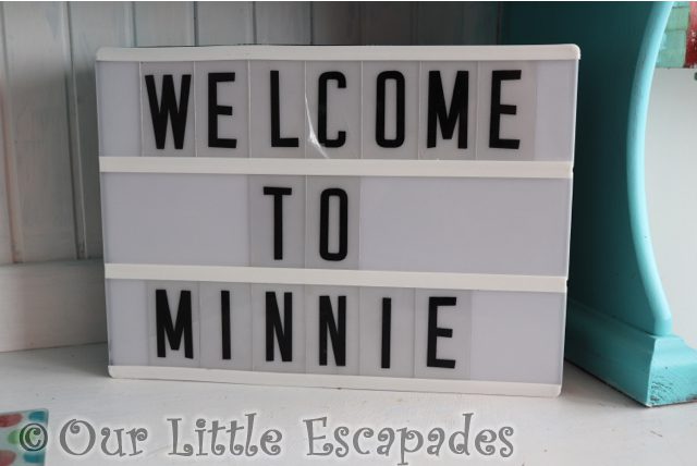 welcome minnie sign