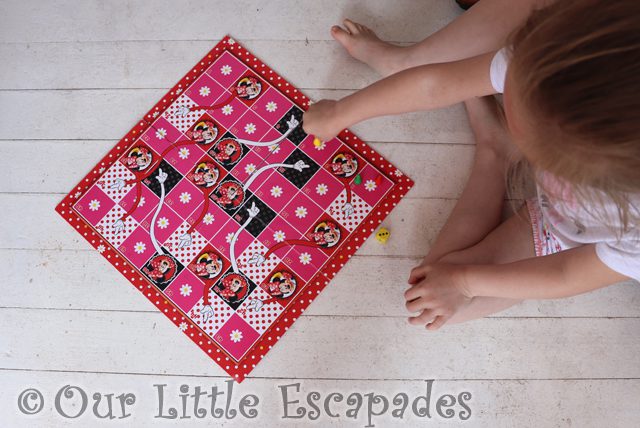 little e minnie mouse snakes ladders
