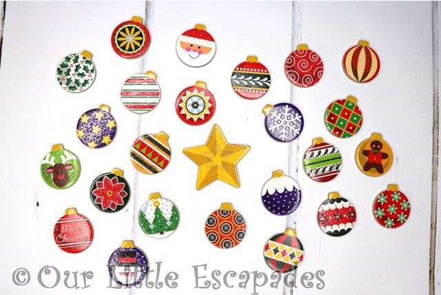 24 magnetic christmas baubles