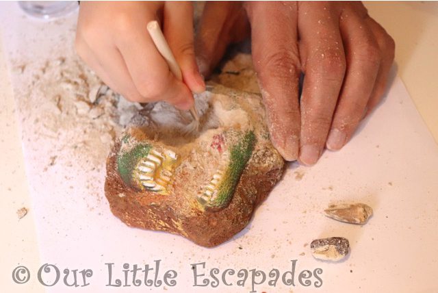 dinosaur digging fossils national geographic dino fossil dig kit review