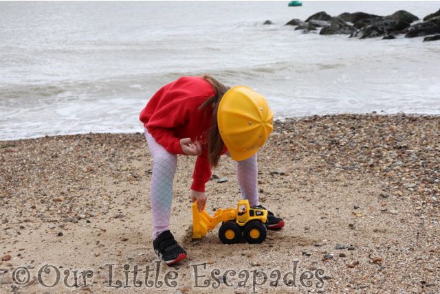 little e wheel loader scooping sand caterpillar construction toys