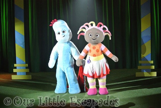 igglepiggle upsy daisy holding hands