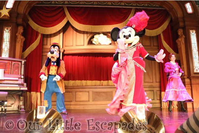 minnie mouse goofy the lucky nugget saloon show visiting disneyland paris after the coronavirus closure