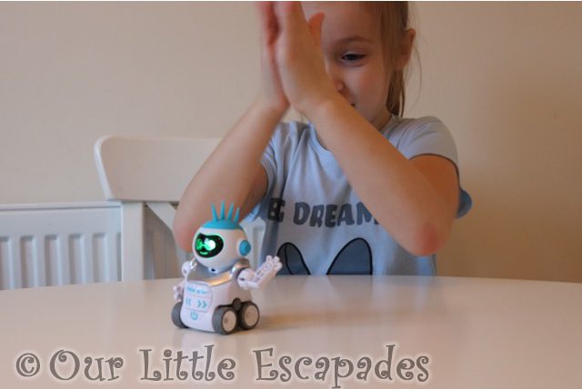 little e clapping robot hexbug mobots ramblez robot