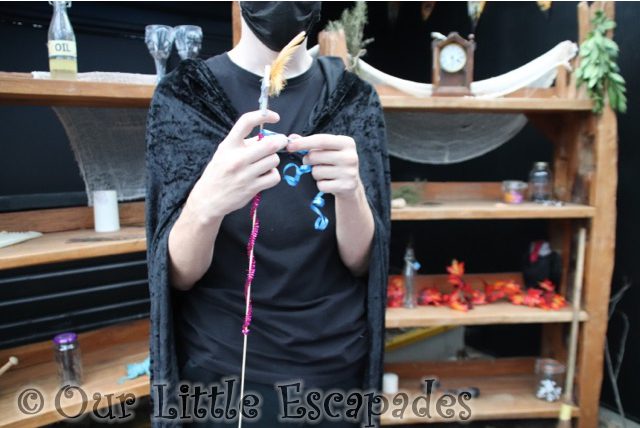 wizard making little es wand