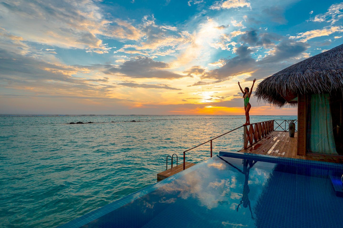 maldives infinity pool near beach