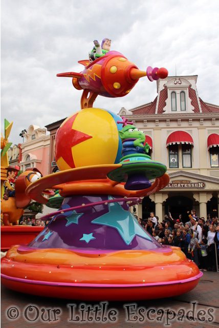 buzz toy story float disney stars parade