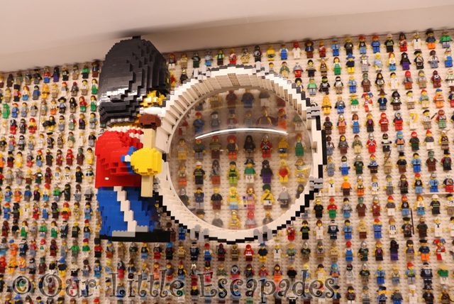 lego minifigures wall legoland windsor hotel